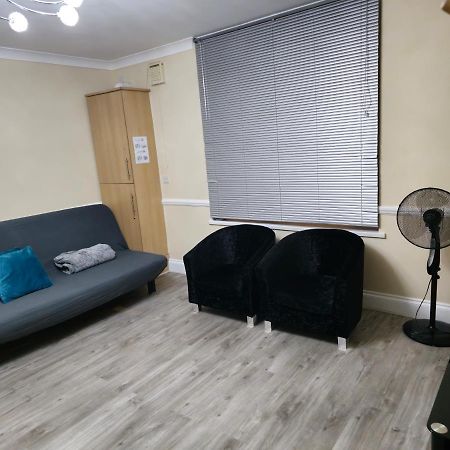 Entire 2 Bedroom Home/Flat In London, Central Line エクステリア 写真