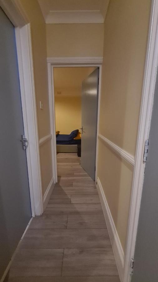 Entire 2 Bedroom Home/Flat In London, Central Line エクステリア 写真