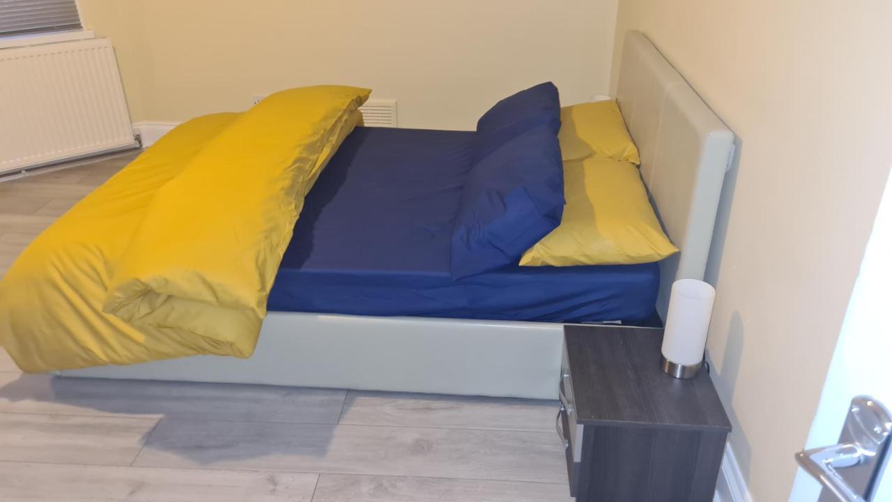 Entire 2 Bedroom Home/Flat In London, Central Line エクステリア 写真