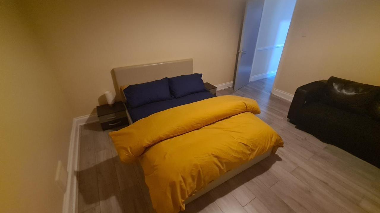 Entire 2 Bedroom Home/Flat In London, Central Line エクステリア 写真