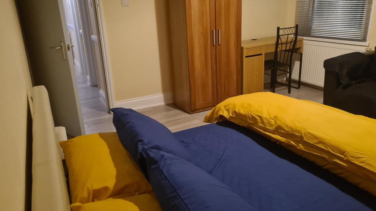 Entire 2 Bedroom Home/Flat In London, Central Line エクステリア 写真