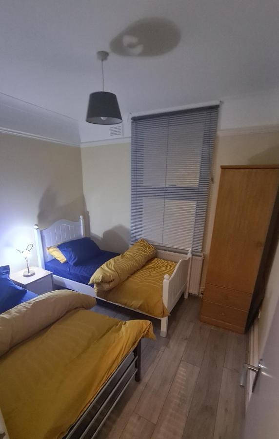 Entire 2 Bedroom Home/Flat In London, Central Line エクステリア 写真