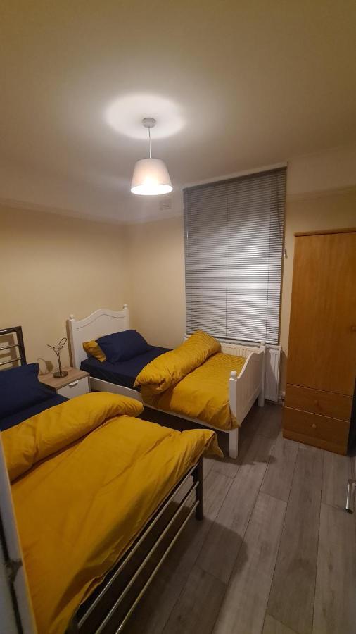 Entire 2 Bedroom Home/Flat In London, Central Line エクステリア 写真