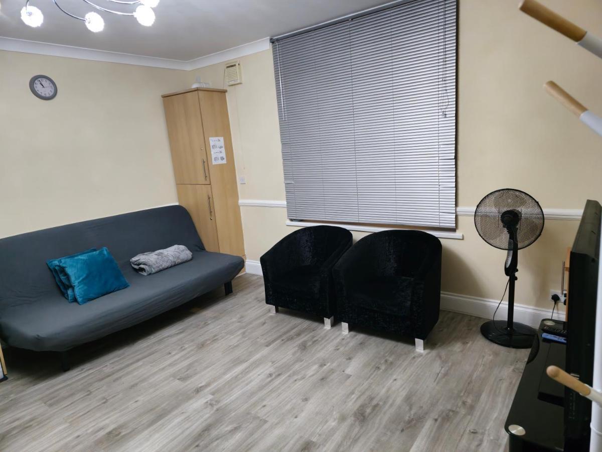Entire 2 Bedroom Home/Flat In London, Central Line エクステリア 写真